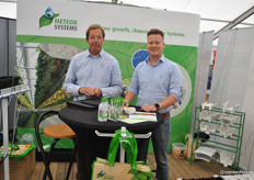 Erik van Nieuwenhuijzen en Sebastiaan Smeur van Meteor Systems, zij hebben alles voor de inrichting van uw aardbeienkas.